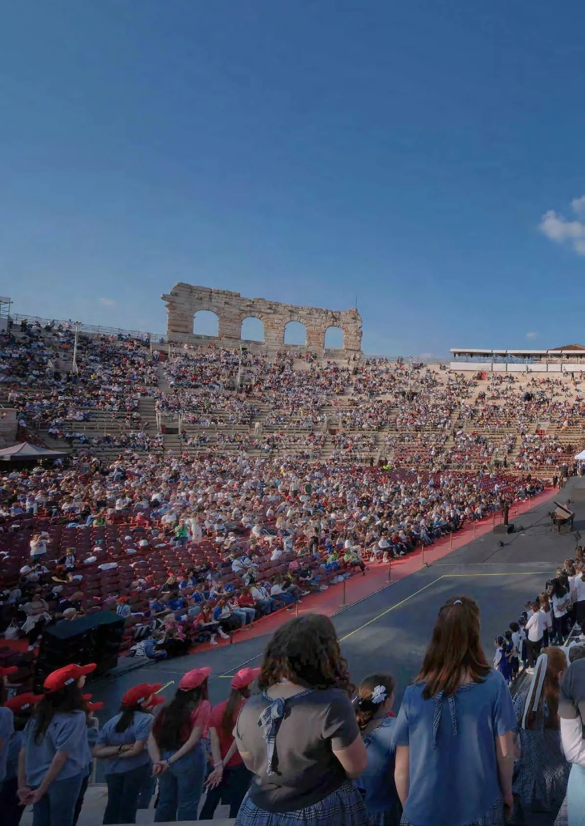 Famiglie e bambini sugli spalti dell’Arena di Verona per i Kid Pass Days 2025